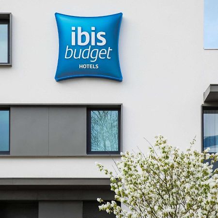 Ibis Budget Saint Quentin Yvelines - Velodrome Монтиньи-ле-Бретонё Экстерьер фото