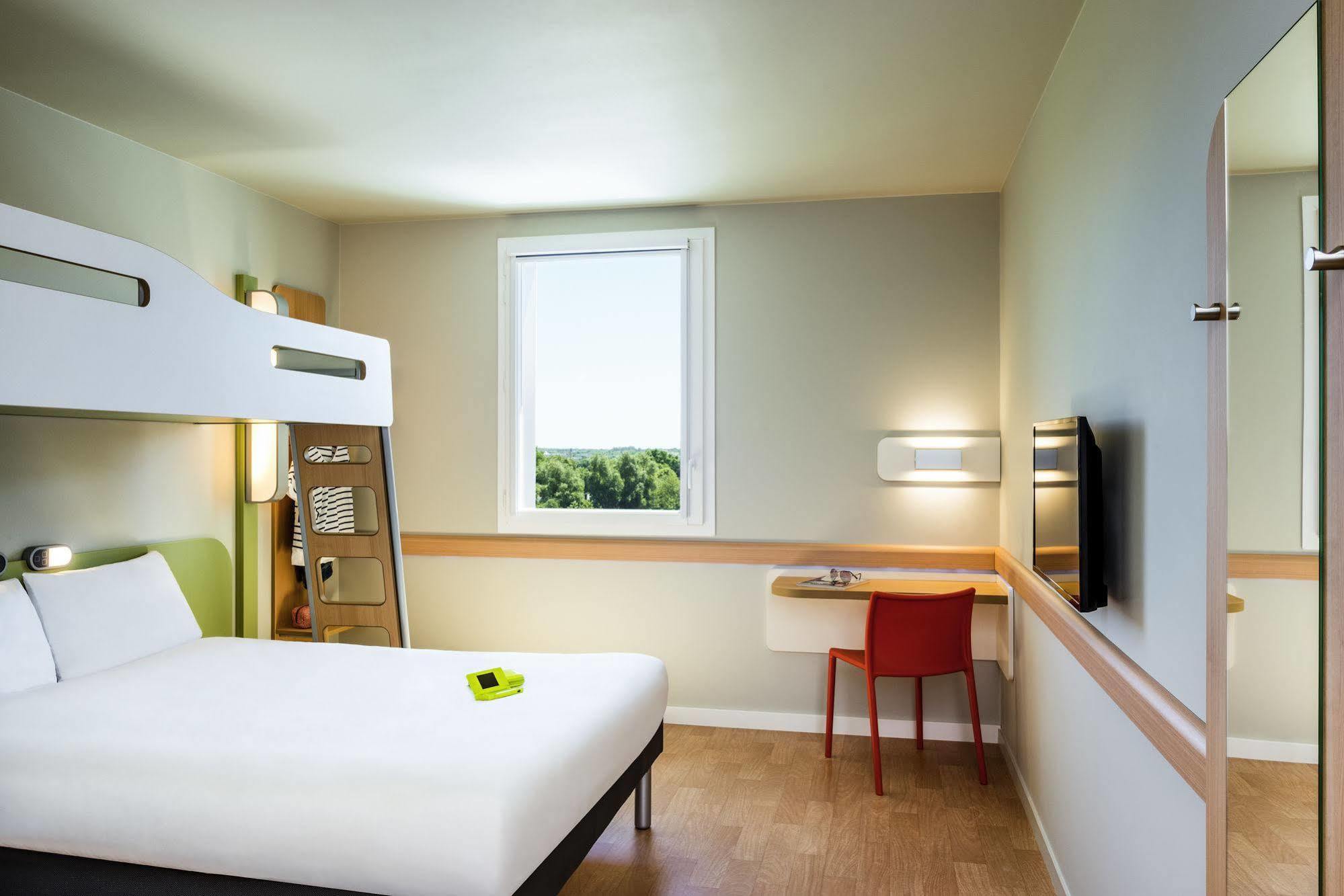 Ibis Budget Saint Quentin Yvelines - Velodrome Монтиньи-ле-Бретонё Экстерьер фото